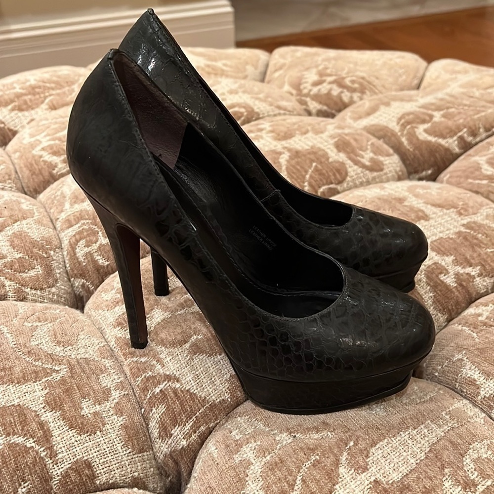 vera wang black snake leather platform heels